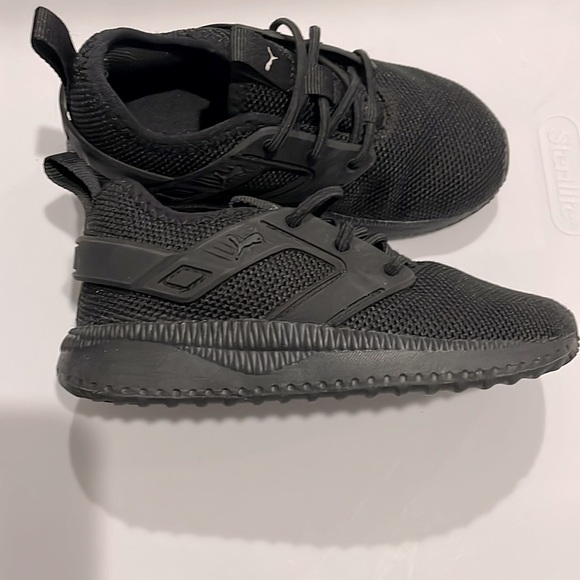 EUC size 9 PUMA sneakers - Picture 2 of 4